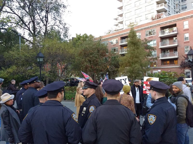Los oficiales de policía acercan a los manifestantes, Washington Square Park, NYC, NY, los E.E.U.U. foto de archivo libre de regalías Los oficiales de policía acercan a los manifestantes, Washington Square Park, NYC, NY, los E.E.U.U. foto de archivo libre de regalías