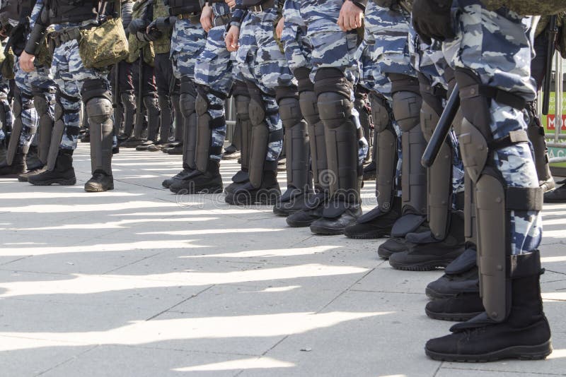 Los oficiales de policía en antidisturbios en el cuadrado de Pushkin durante una protesta de la oposición se reúnen delante de in fotos de archivo Los oficiales de policía en antidisturbios en el cuadrado de Pushkin durante una protesta de la oposición se reúnen delante de in fotos de archivo