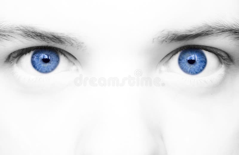 Los ojos azules grandes se cierran para arriba