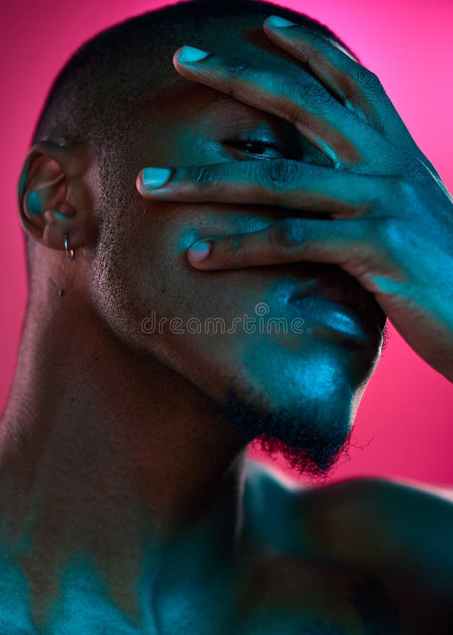 Los ojos ven lo que la mente le permite. toma de estudio de un joven apuesto posando sobre un fondo rosado. imagenes de archivo