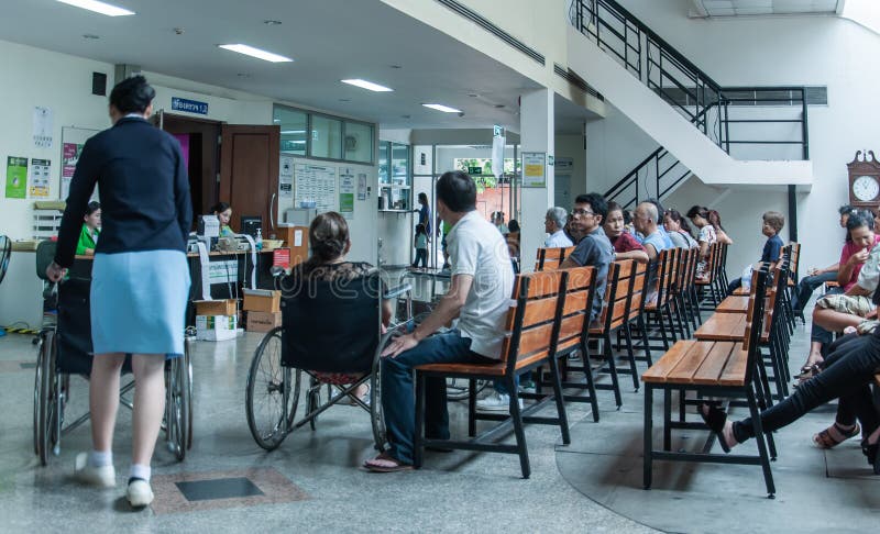 Los pacientes eran sala de espera de los asientos de recibir el tratamiento de un doctor, fondos en hospital en el hospital de Kl fotografía de archivo Los pacientes eran sala de espera de los asientos de recibir el tratamiento de un doctor, fondos en hospital en el hospital de Kl fotografía de archivo