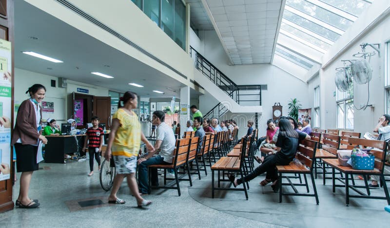 Los pacientes eran sala de espera de los asientos de recibir el tratamiento de un doctor, fondos en hospital en el hospital de Kl imagen de archivo Los pacientes eran sala de espera de los asientos de recibir el tratamiento de un doctor, fondos en hospital en el hospital de Kl imagen de archivo