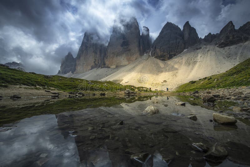 Los paisajes hermosos ven de la reflexión de la montaña en el río con el cielo azul el verano de Tre Cime, dolomías, Italia fotos de archivo Los paisajes hermosos ven de la reflexión de la montaña en el río con el cielo azul el verano de Tre Cime, dolomías, Italia fotos de archivo