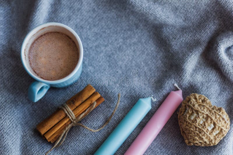 los palillos de canela azules de la vela del cacao hicieron punto el fondo hecho punto gris del corazón fotografía de archivo libre de regalías los palillos de canela azules de la vela del cacao hicieron punto el fondo hecho punto gris del corazón fotografía de archivo libre de regalías