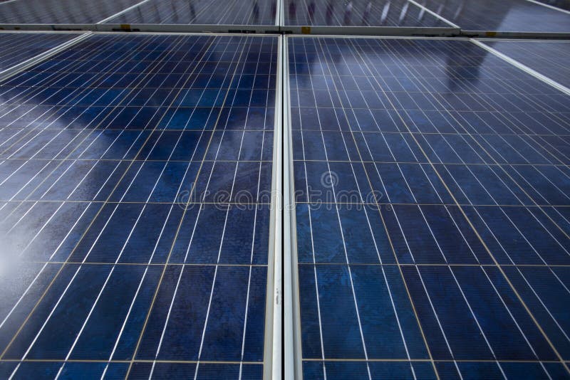 Los paneles azules de la célula solar que mostrados su línea y texturas superficiales de rejilla Los paneles están contra luz del imagen de archivo Los paneles azules de la célula solar que mostrados su línea y texturas superficiales de rejilla Los paneles están contra luz del imagen de archivo