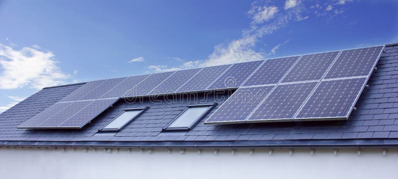 Los paneles solares en la azotea de la casa