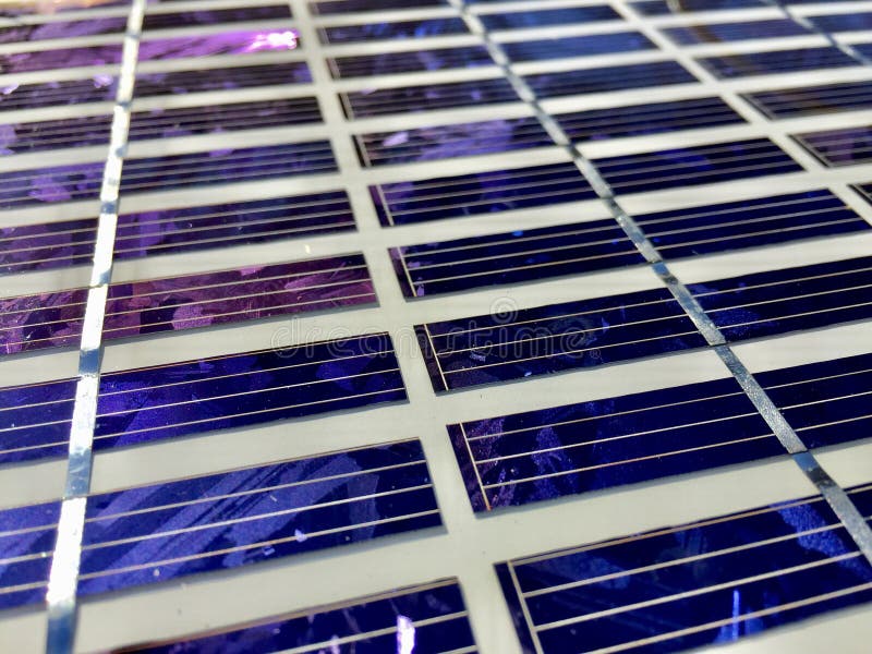 Los paneles solares en una azotea Los paneles solares en una azotea