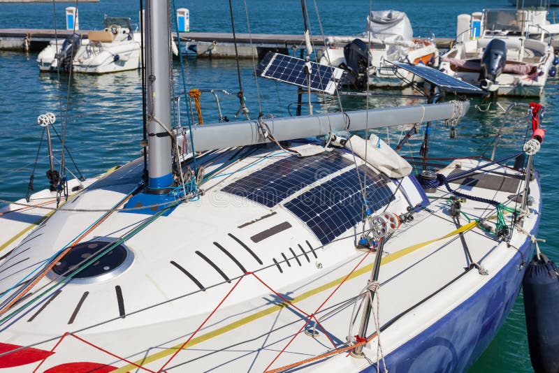 Los paneles solares fotovoltaicos en el barco de vela imagenes de archivo Los paneles solares fotovoltaicos en el barco de vela imagenes de archivo
