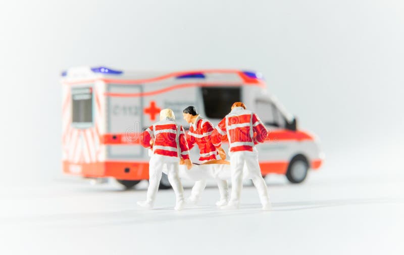 Los paramédicos transportan a un paciente foto de archivo libre de regalías Los paramédicos transportan a un paciente foto de archivo libre de regalías