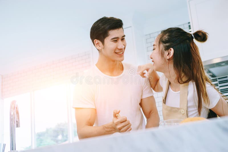 Los pares adolescentes asiáticos están ayudando a hacer la cena fotos de archivo libres de regalías Los pares adolescentes asiáticos están ayudando a hacer la cena fotos de archivo libres de regalías