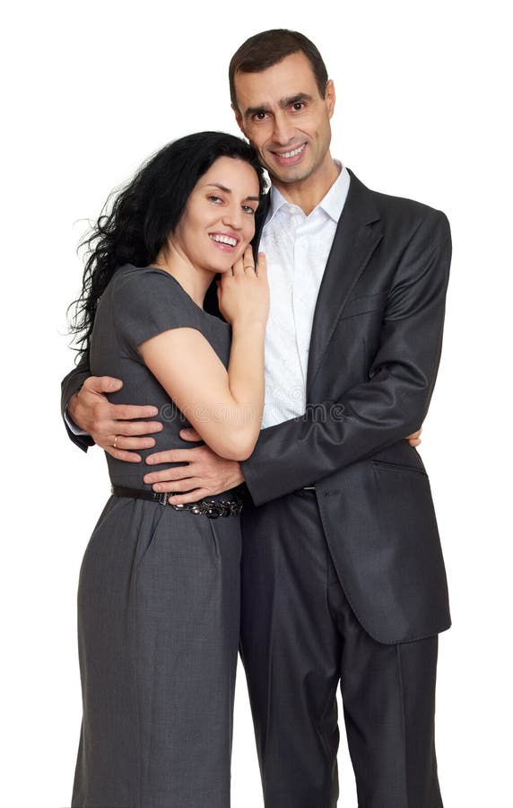Los pares felices se vistieron en la ropa clásica, retrato en el estudio en blanco imagen de archivo libre de regalías Los pares felices se vistieron en la ropa clásica, retrato en el estudio en blanco imagen de archivo libre de regalías