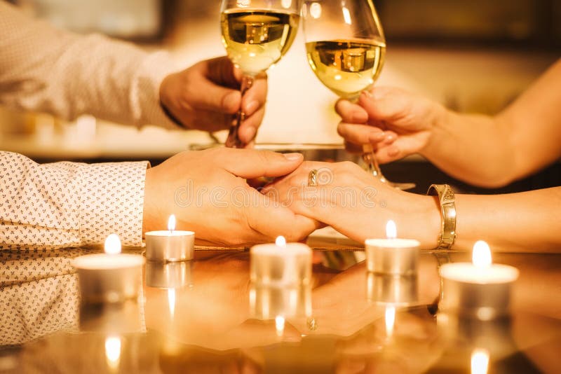 Los pares jovenes cenan romántico con el vino fotografía de archivo Los pares jovenes cenan romántico con el vino fotografía de archivo