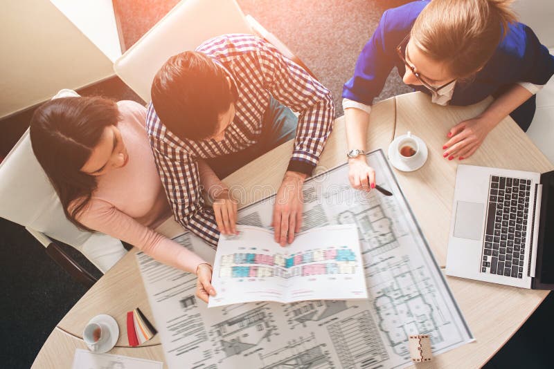 Los pares jovenes de la familia compran las propiedades inmobiliarias de la propiedad del alquiler Agente que da la consulta al h fotografía de archivo Los pares jovenes de la familia compran las propiedades inmobiliarias de la propiedad del alquiler Agente que da la consulta al h fotografía de archivo