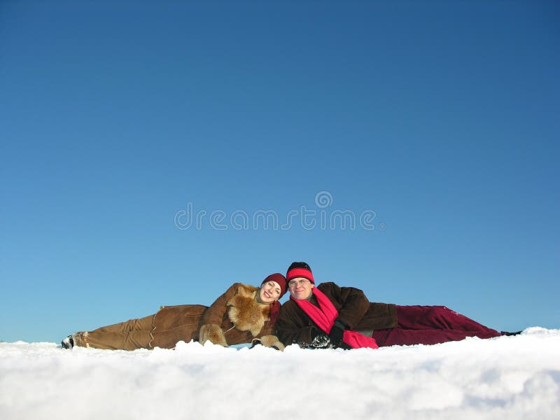 Los pares mienten en nieve imagenes de archivo Los pares mienten en nieve imagenes de archivo