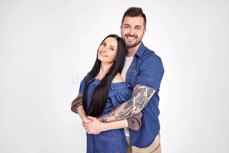 Los pares preciosos tienen abrazo caliente, actitud para el retrato de la familia, sonrisa alegre, tienen buenas relaciones El he imágenes de archivo libres de regalías Los pares preciosos tienen abrazo caliente, actitud para el retrato de la familia, sonrisa alegre, tienen buenas relaciones El he imágenes de archivo libres de regalías