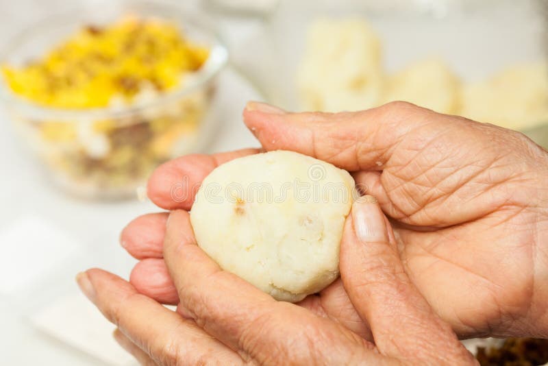 Los pasos de la preparación del plato colombiano tradicional llamaron las patatas rellenas foto de archivo libre de regalías Los pasos de la preparación del plato colombiano tradicional llamaron las patatas rellenas foto de archivo libre de regalías