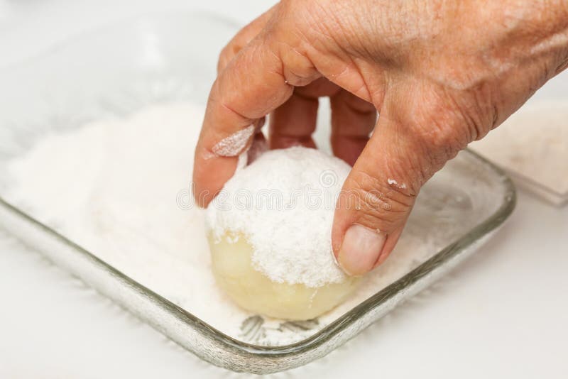 Los pasos de la preparación del plato colombiano tradicional llamaron las patatas rellenas imagenes de archivo Los pasos de la preparación del plato colombiano tradicional llamaron las patatas rellenas imagenes de archivo