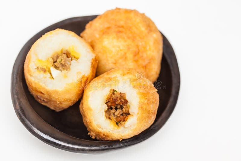 Los pasos de la preparación del plato colombiano tradicional llamaron las patatas rellenas foto de archivo libre de regalías Los pasos de la preparación del plato colombiano tradicional llamaron las patatas rellenas foto de archivo libre de regalías