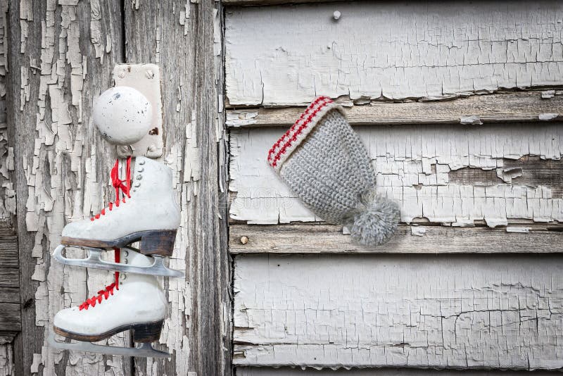 Los patines de la pequeña muchacha con los cordones rojos que cuelgan en un tirador fotos de archivo libres de regalías Los patines de la pequeña muchacha con los cordones rojos que cuelgan en un tirador fotos de archivo libres de regalías