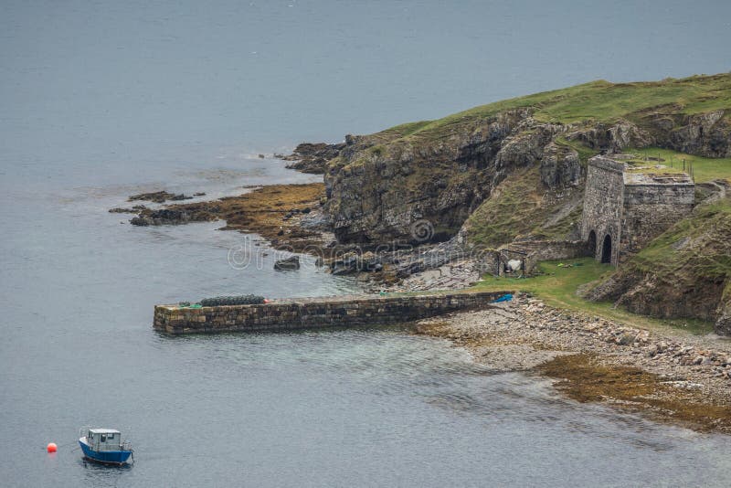 Los pescadores cortos atracan en el lago Eriboll, Escocia del norte imagen de archivo libre de regalías Los pescadores cortos atracan en el lago Eriboll, Escocia del norte imagen de archivo libre de regalías