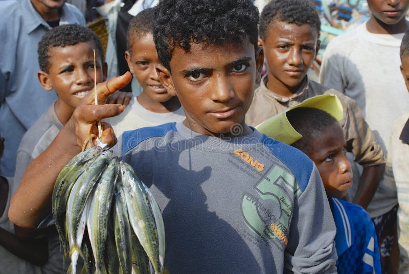Los pescadores jovenes demuestran la captura del día, Al Hudaydah, Yemen