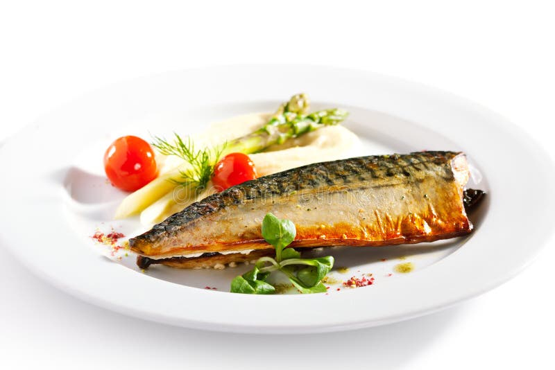 Los pescados ahumados con la verdura adornan fotografía de archivo libre de regalías Los pescados ahumados con la verdura adornan fotografía de archivo libre de regalías