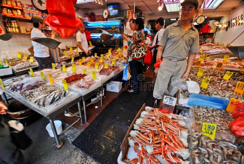 Los pescados salvan en la ciudad de China fotografía de archivo