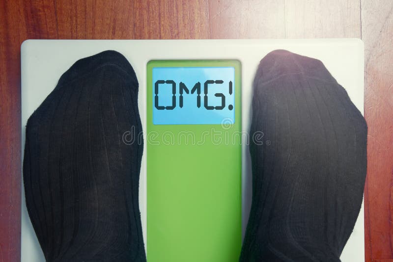 Los pies masculinos del primer escalan OMG oh mi dios en la mañana imagen de archivo Los pies masculinos del primer escalan OMG oh mi dios en la mañana imagen de archivo