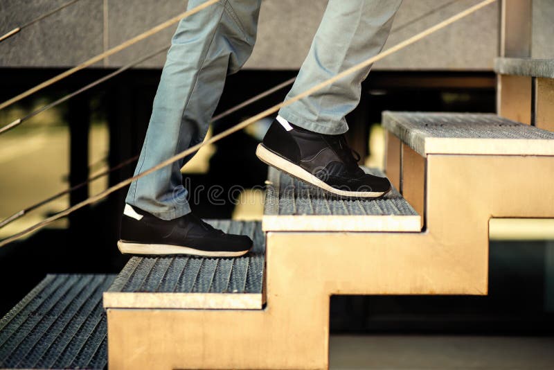 Los pies van encima de las escaleras fotografía de archivo Los pies van encima de las escaleras fotografía de archivo
