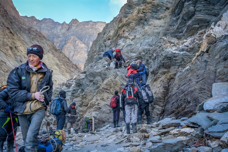 LOS PORTEROS AYUDAN A TREKKERS DURANTE VIAJE DE CHADAR fotos de archivo libres de regalías LOS PORTEROS AYUDAN A TREKKERS DURANTE VIAJE DE CHADAR fotos de archivo libres de regalías