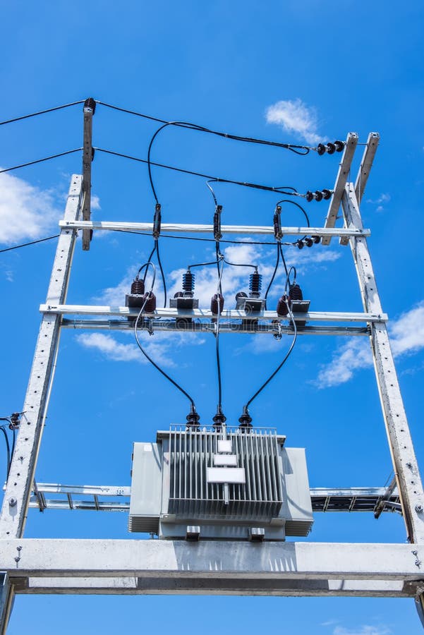 Los posts eléctricos por el camino con la línea eléctrica telegrafían foto de archivo libre de regalías Los posts eléctricos por el camino con la línea eléctrica telegrafían foto de archivo libre de regalías
