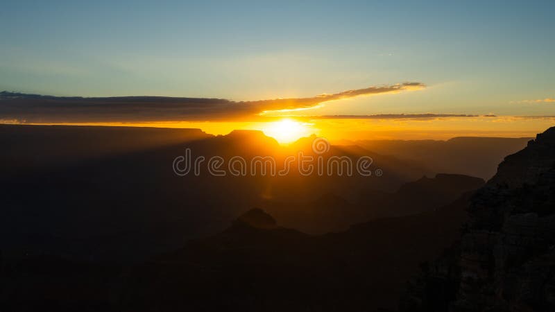 Los rayos de sol brillan a través de las nubes matutinas a lo largo del lapso de tiempo del Gran cañón. almacen de video