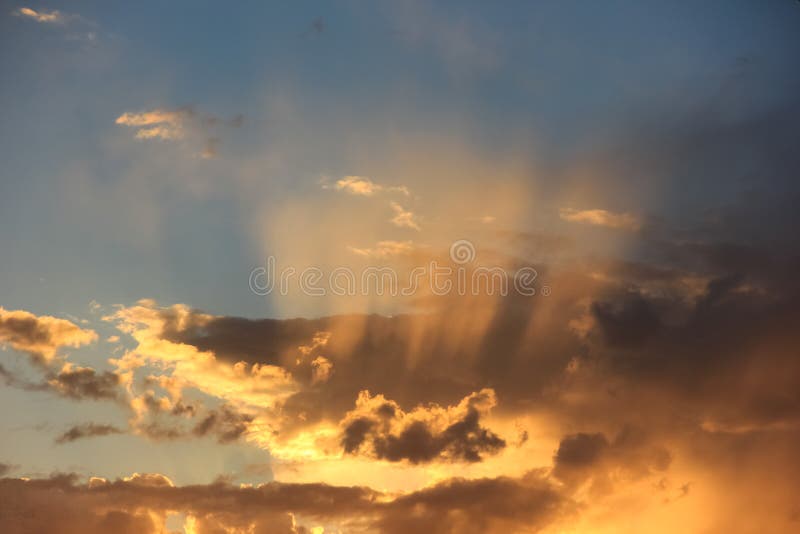 los rayos del sol en el cielo de la puesta del sol foto de archivo libre de regalías los rayos del sol en el cielo de la puesta del sol foto de archivo libre de regalías