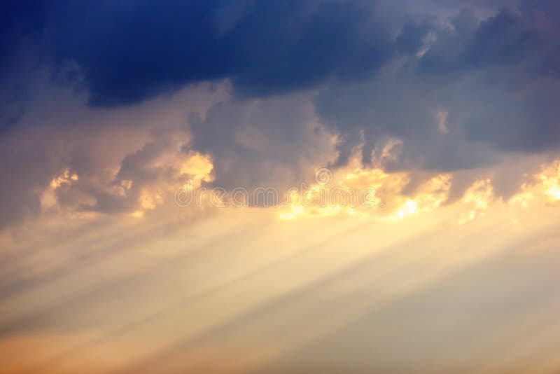 Los rayos del sol a través de las nubes imagenes de archivo Los rayos del sol a través de las nubes imagenes de archivo