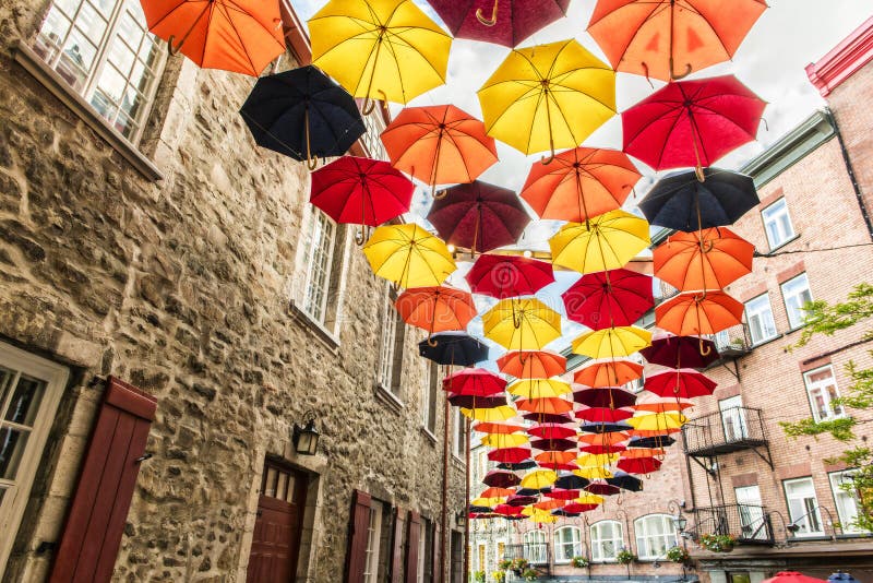 Los Regenschirme in kleiner Champlain-Straße Québec-Stadt, Kanada lizenzfreie stockfotografie Los Regenschirme in kleiner Champlain-Straße Québec-Stadt, Kanada lizenzfreie stockfotografie