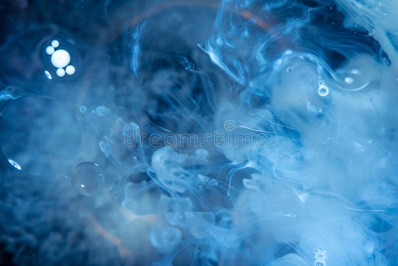 Los remolinos de la pintura blanca que se mueven en el agua les gusta humo en un fondo oscuro abstraiga el fondo fotos de archivo libres de regalías Los remolinos de la pintura blanca que se mueven en el agua les gusta humo en un fondo oscuro abstraiga el fondo fotos de archivo libres de regalías