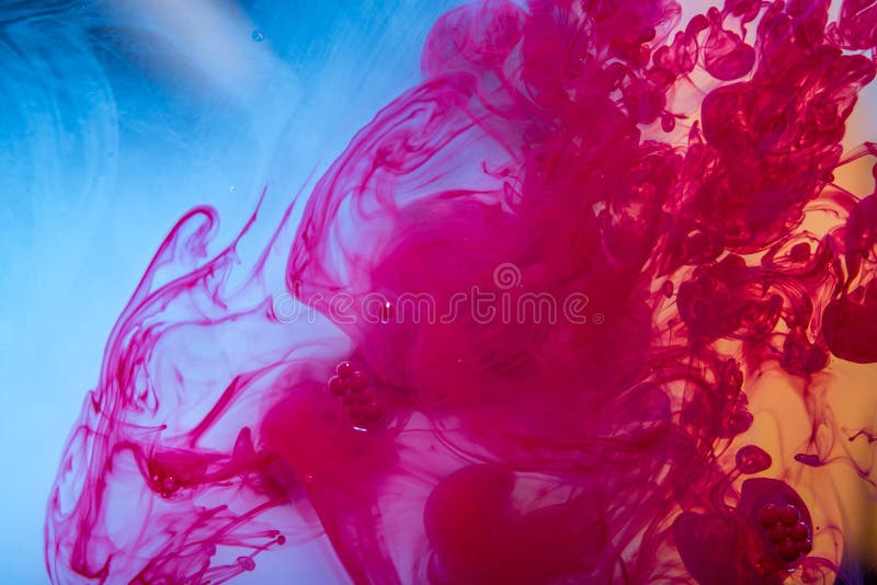 Los remolinos de la pintura roja que se mueven en el agua les gusta humo en un fondo azul abstraiga el fondo imágenes de archivo libres de regalías Los remolinos de la pintura roja que se mueven en el agua les gusta humo en un fondo azul abstraiga el fondo imágenes de archivo libres de regalías