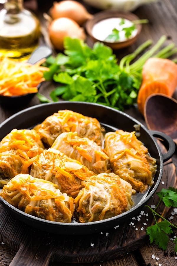 Los rollos de la col guisaron con la carne y las verduras en cacerola imagen de archivo Los rollos de la col guisaron con la carne y las verduras en cacerola imagen de archivo