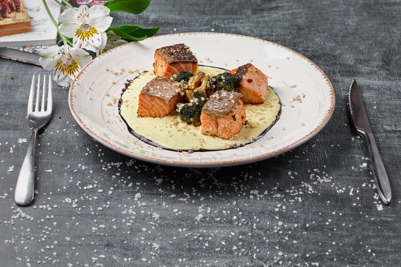 Los salmones cocidos de los pescados en azafrán sauce con bróculi Menú dietético Menú de los pescados Mariscos - salmón foto de archivo Los salmones cocidos de los pescados en azafrán sauce con bróculi Menú dietético Menú de los pescados Mariscos - salmón foto de archivo