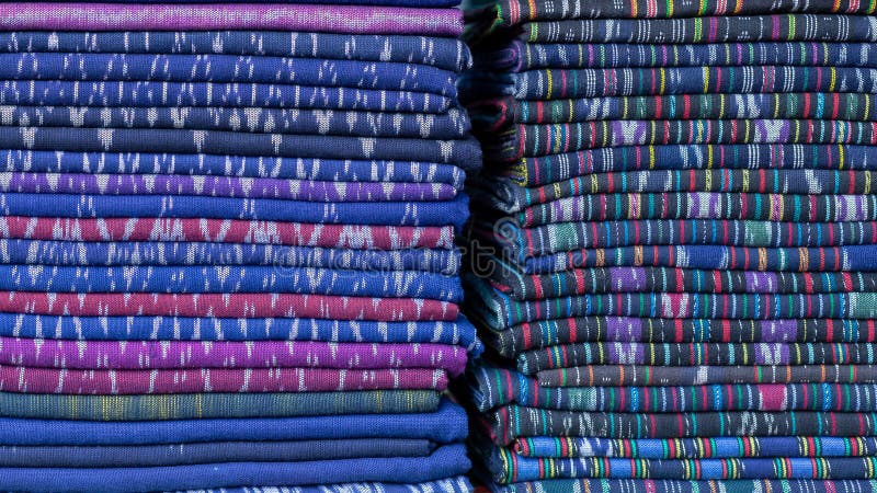 Los scarfes de los azules añiles para en el mercado, añil azul tailandés teñieron el paño imágenes de archivo libres de regalías Los scarfes de los azules añiles para en el mercado, añil azul tailandés teñieron el paño imágenes de archivo libres de regalías