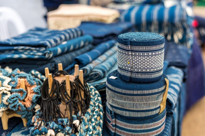 Los scarfes de los azules añiles para en el mercado, añil azul tailandés teñieron el paño fotos de archivo libres de regalías Los scarfes de los azules añiles para en el mercado, añil azul tailandés teñieron el paño fotos de archivo libres de regalías