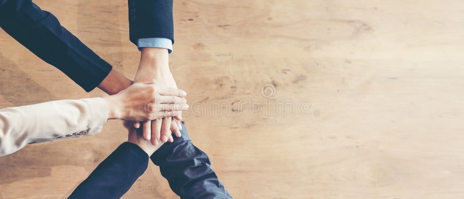Los socios combinan las manos que se unen a del trabajo al ?xito juntas Pila del equipo del negocio de manos para la estrella enc Los socios combinan las manos que se unen a del trabajo al ?xito juntas Pila del equipo del negocio de manos para la estrella enc