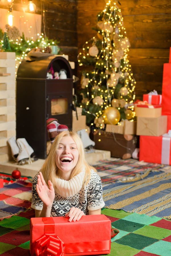 Los sue?os vienen verdad Decoraciones del ?rbol de navidad Su?ter hecho punto acogedor de la mujer disfrutar de la atm?sfera de l fotos de archivo libres de regalías Los sue?os vienen verdad Decoraciones del ?rbol de navidad Su?ter hecho punto acogedor de la mujer disfrutar de la atm?sfera de l fotos de archivo libres de regalías