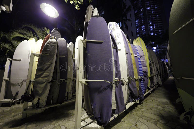 Los tableros de resaca en la noche en Waikiki varan Hawaii imagenes de archivo Los tableros de resaca en la noche en Waikiki varan Hawaii imagenes de archivo