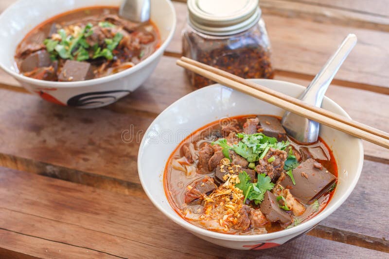 Los tallarines de arroz con el ngiao picante de Nam de la salsa del cerdo son una sopa de fideos o un curry de la cocina de la ge imagen de archivo Los tallarines de arroz con el ngiao picante de Nam de la salsa del cerdo son una sopa de fideos o un curry de la cocina de la ge imagen de archivo