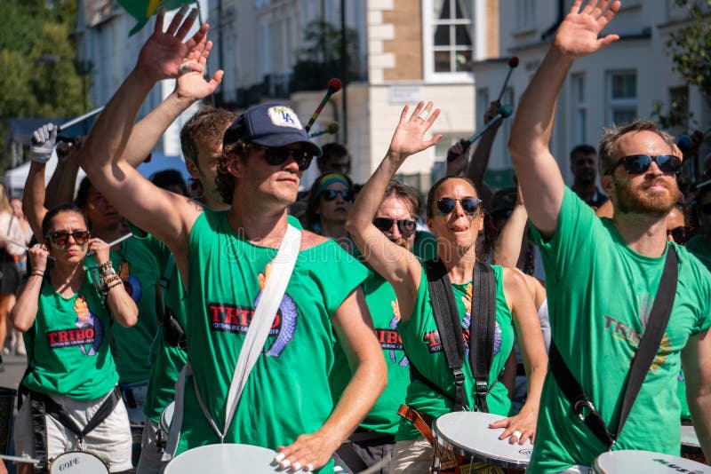 Los tambores cantan y bailan en la calle en la 53ª edición de Notting Hill imagen de archivo libre de regalías
