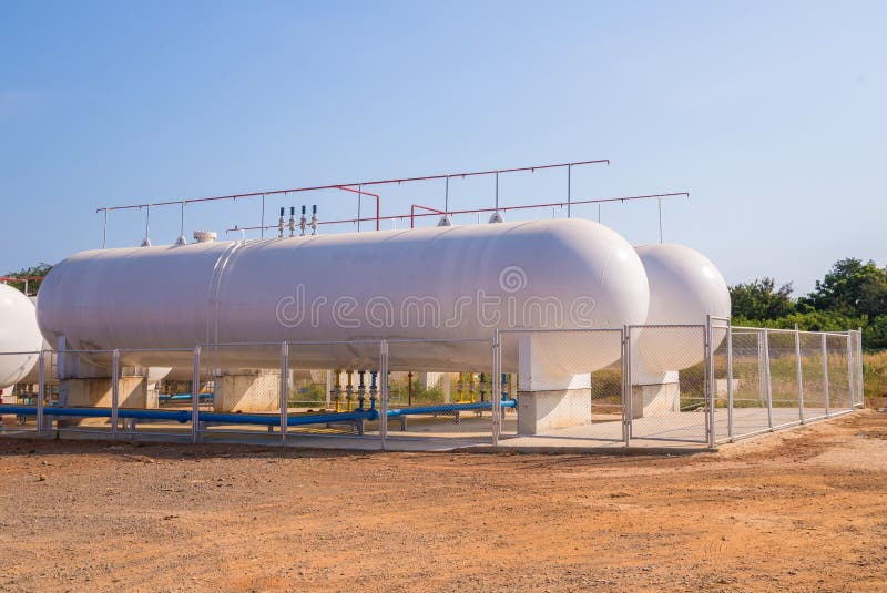Los tanques de almacenamiento de gasolina naturales en planta industrial imágenes de archivo libres de regalías Los tanques de almacenamiento de gasolina naturales en planta industrial imágenes de archivo libres de regalías