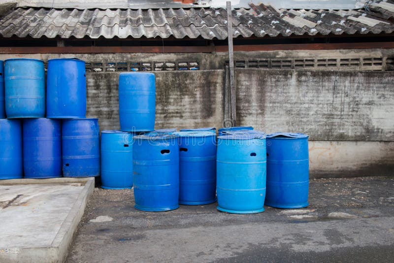 local Explícito bordillo Los Tanques Plásticos O El Tanque Plástico De 200 Litros Usado Como Basura Foto de archivo - Imagen de gasolina, combustible: 113821656 local Explícito bordillo Los Tanques Plásticos O El Tanque Plástico De 200 Litros Usado Como Basura Foto de archivo - Imagen de gasolina, combustible: 113821656
