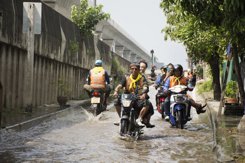 Los taxis de la motocicleta y la inundación pasajera gente que lleva del voluntario en el camino van a golpear el templo del pai fotos de archivo libres de regalías Los taxis de la motocicleta y la inundación pasajera gente que lleva del voluntario en el camino van a golpear el templo del pai fotos de archivo libres de regalías