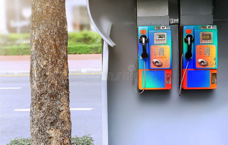 Los teléfonos de pago inusitados duales en el sendero foto de archivo libre de regalías Los teléfonos de pago inusitados duales en el sendero foto de archivo libre de regalías